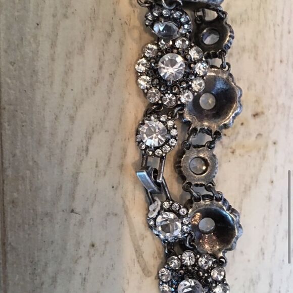 QUALITY CRYSTAL & Metal Jeweled Bracelet - Picture 8 of 8